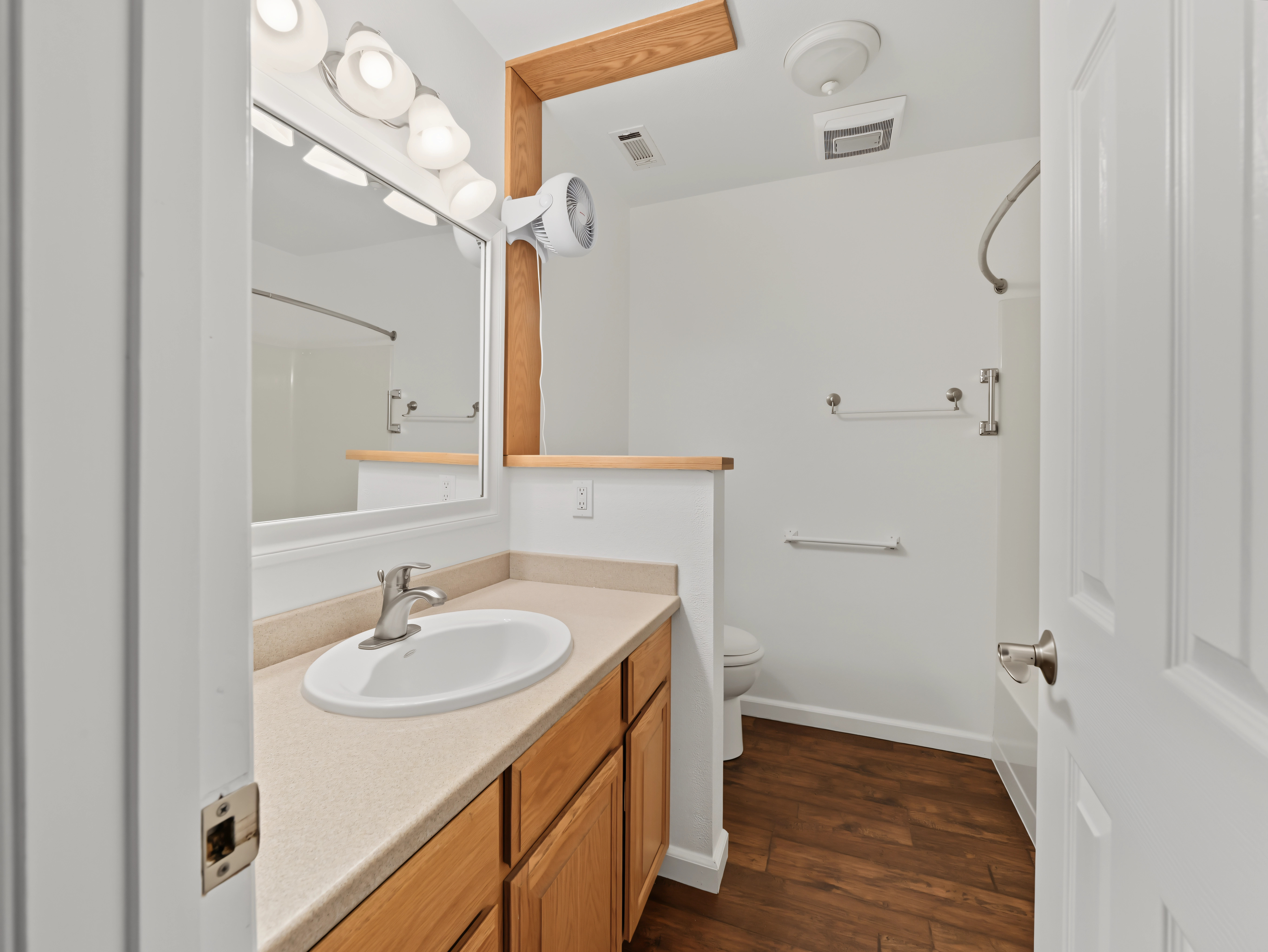 1424_Calexico_Drive_Redding_CA_bathroom_1