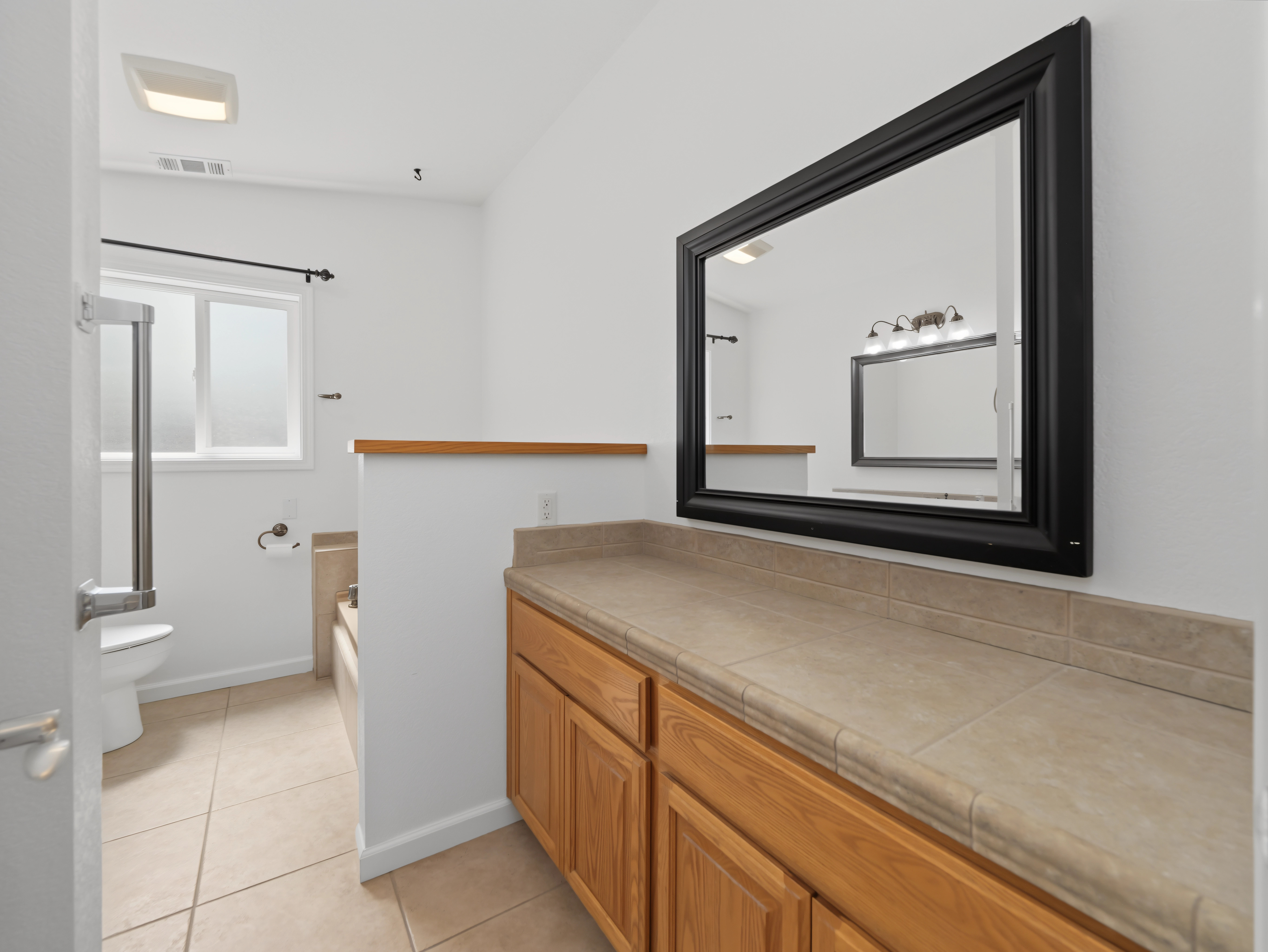 1424_Calexico_Drive_Redding_CA_bathroom_2