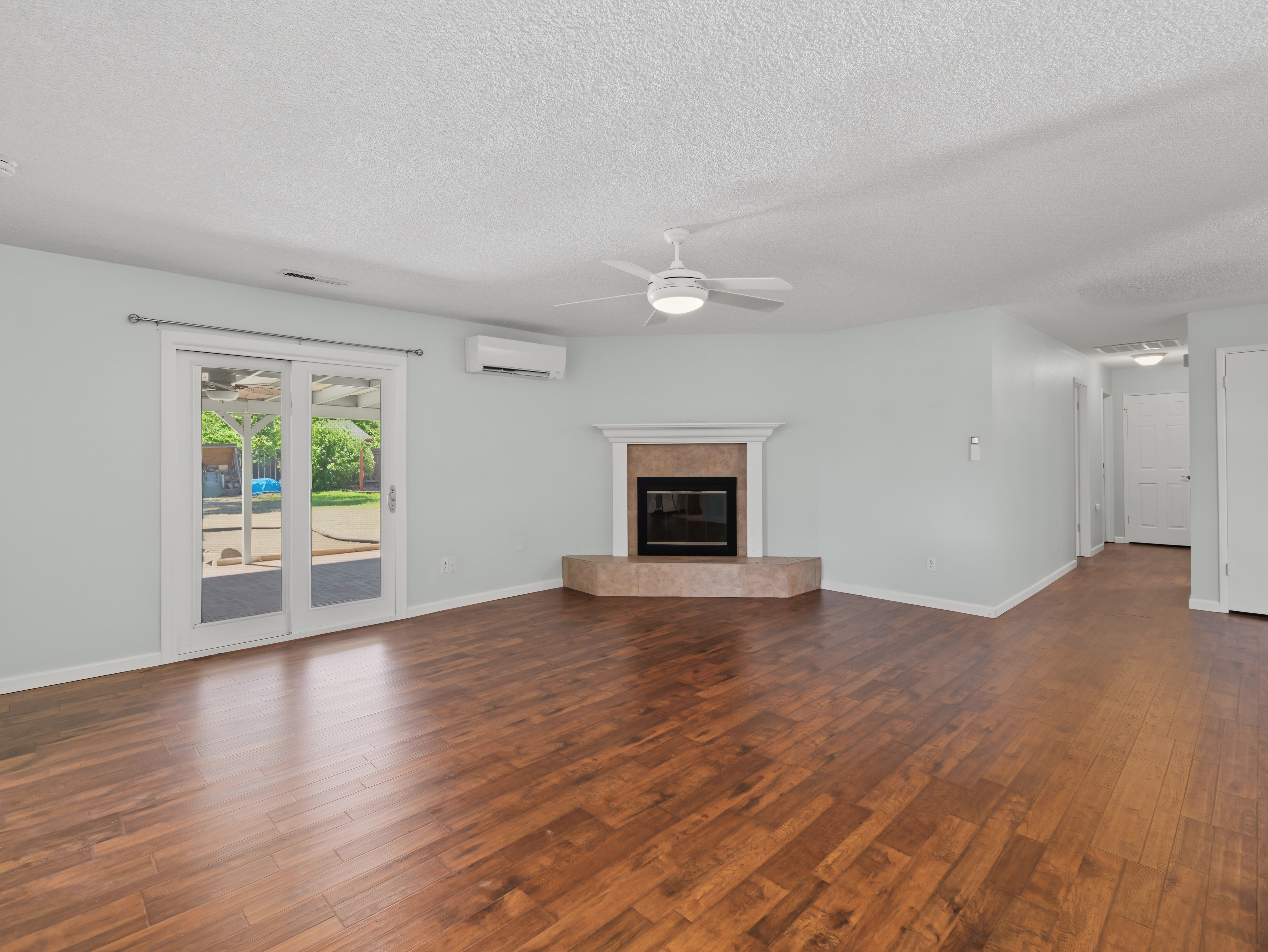 1424_Calexico_Drive_Redding_CA_livingroom
