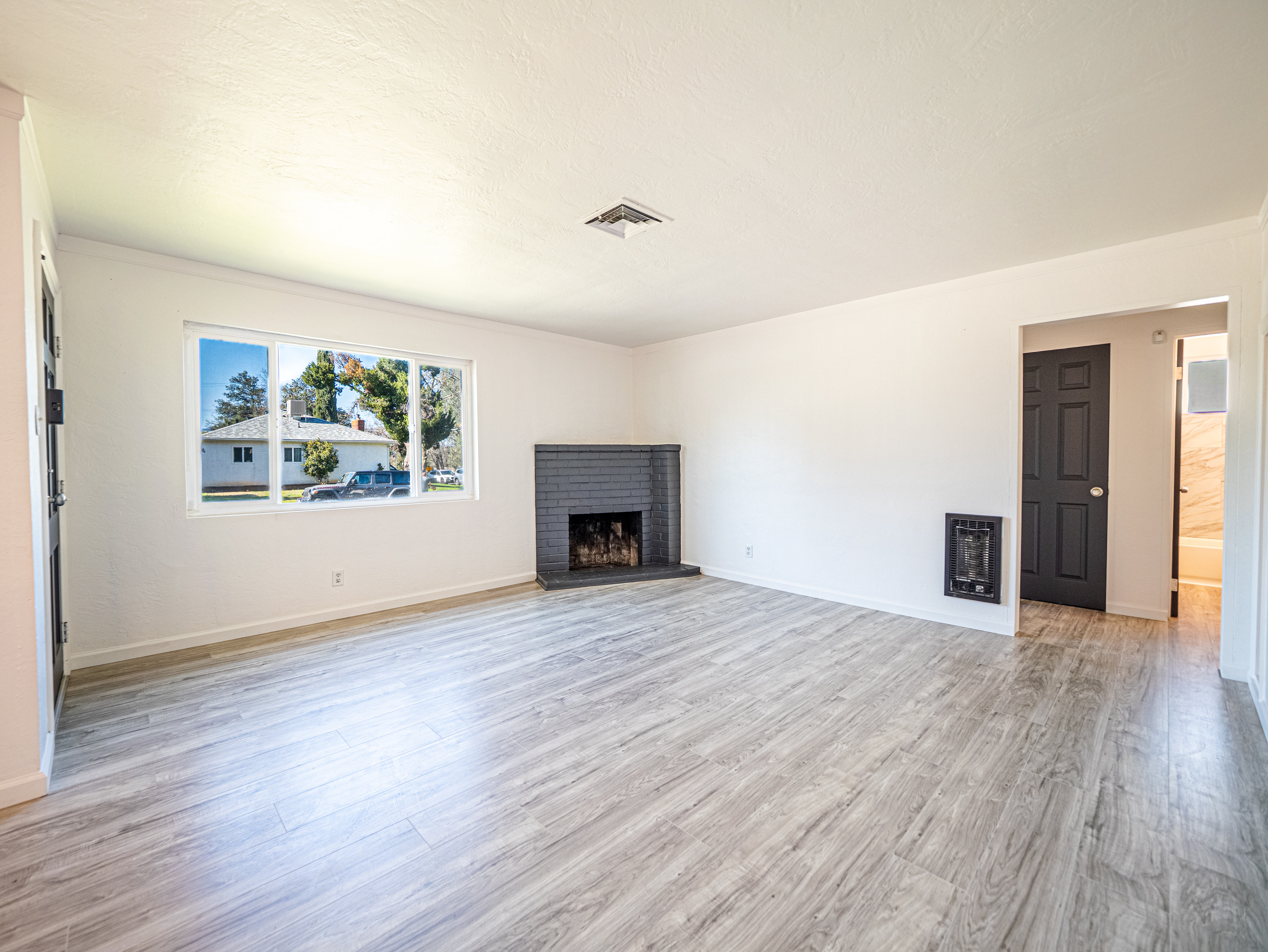 livingroom-1491-pinon-avenue-anderson-ca