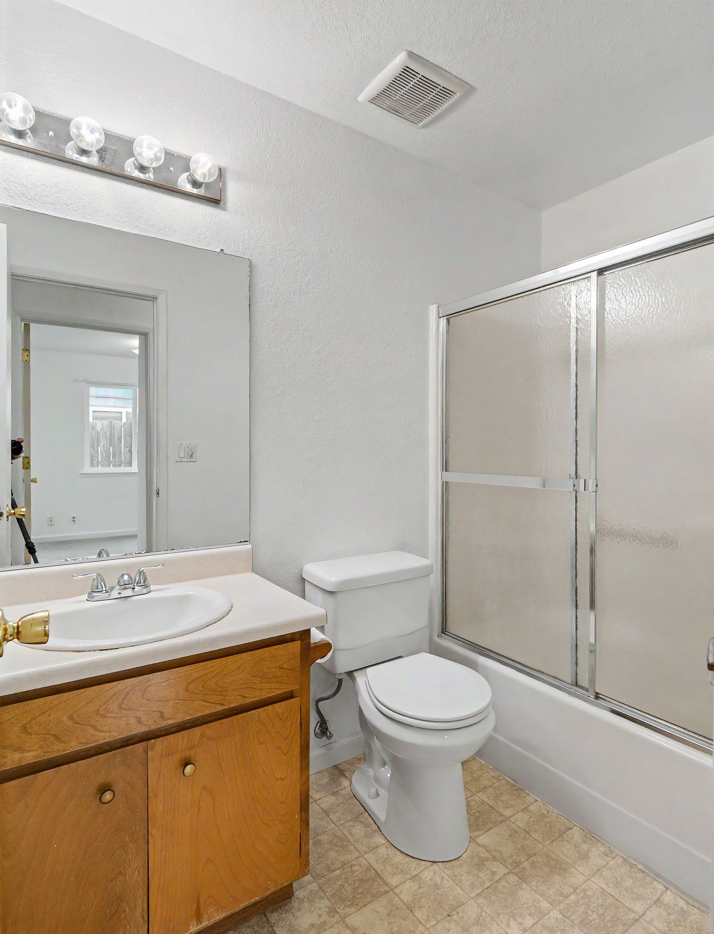 7034-david-trail-redding-ca-bathroom-1.jpg