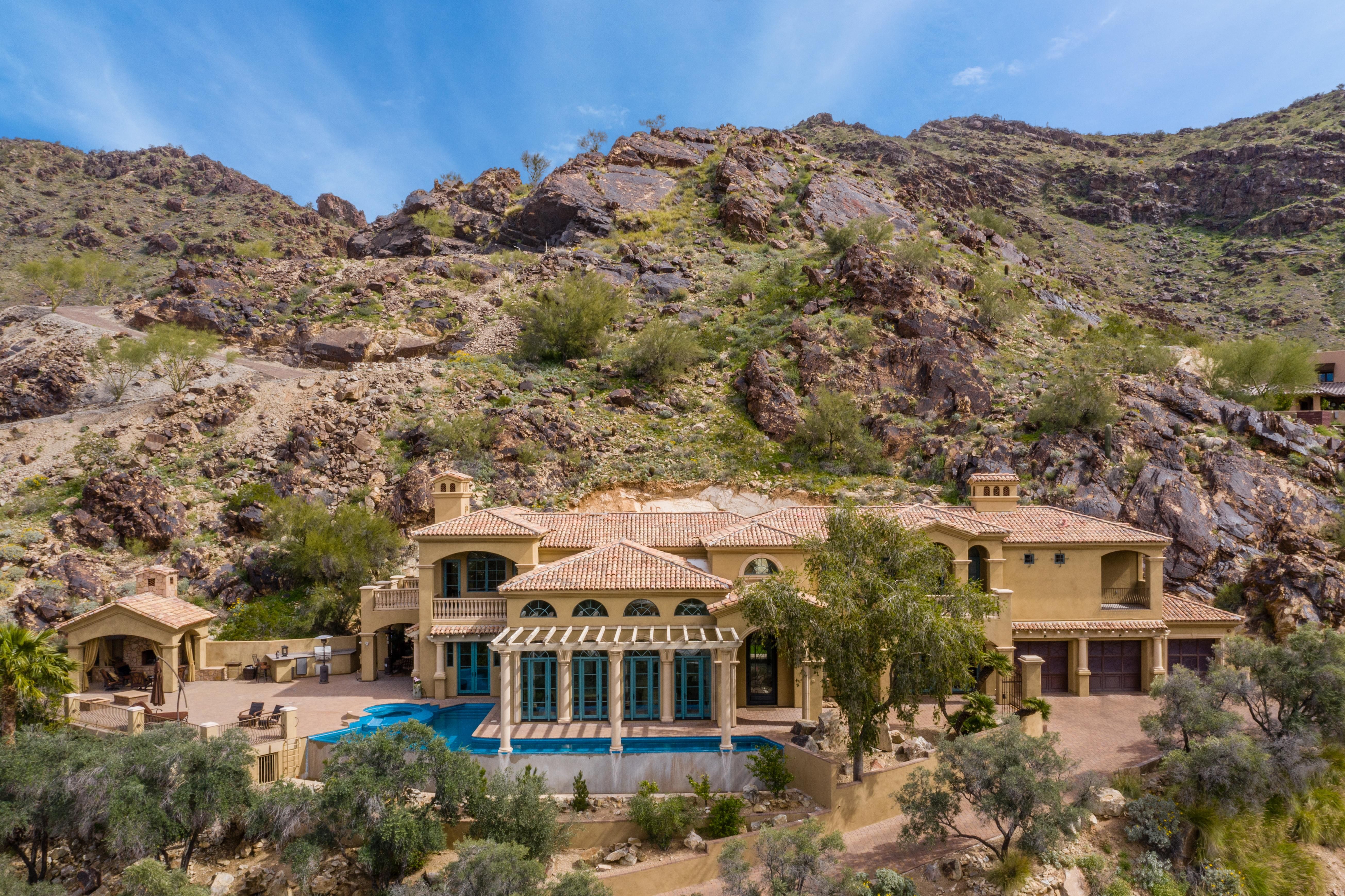 Moving to Paradise Valley, Arizona: Your Complete Guide to Homes, Dining & Lifestyle header image.