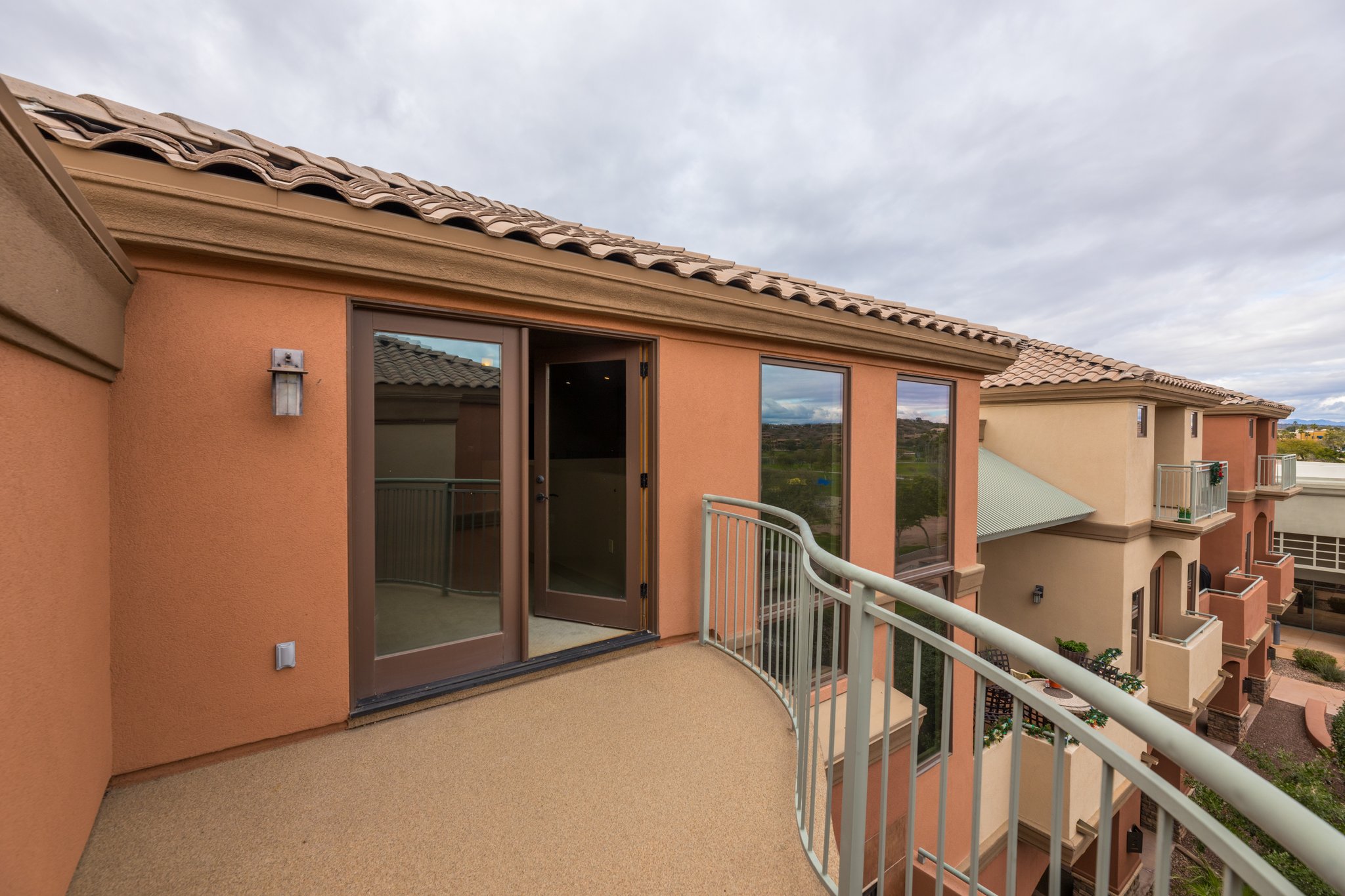 NEW LISTING: 1 Bed 1.5 Bath Urban Loft At Plaza Waterfront Condominiums! header image.