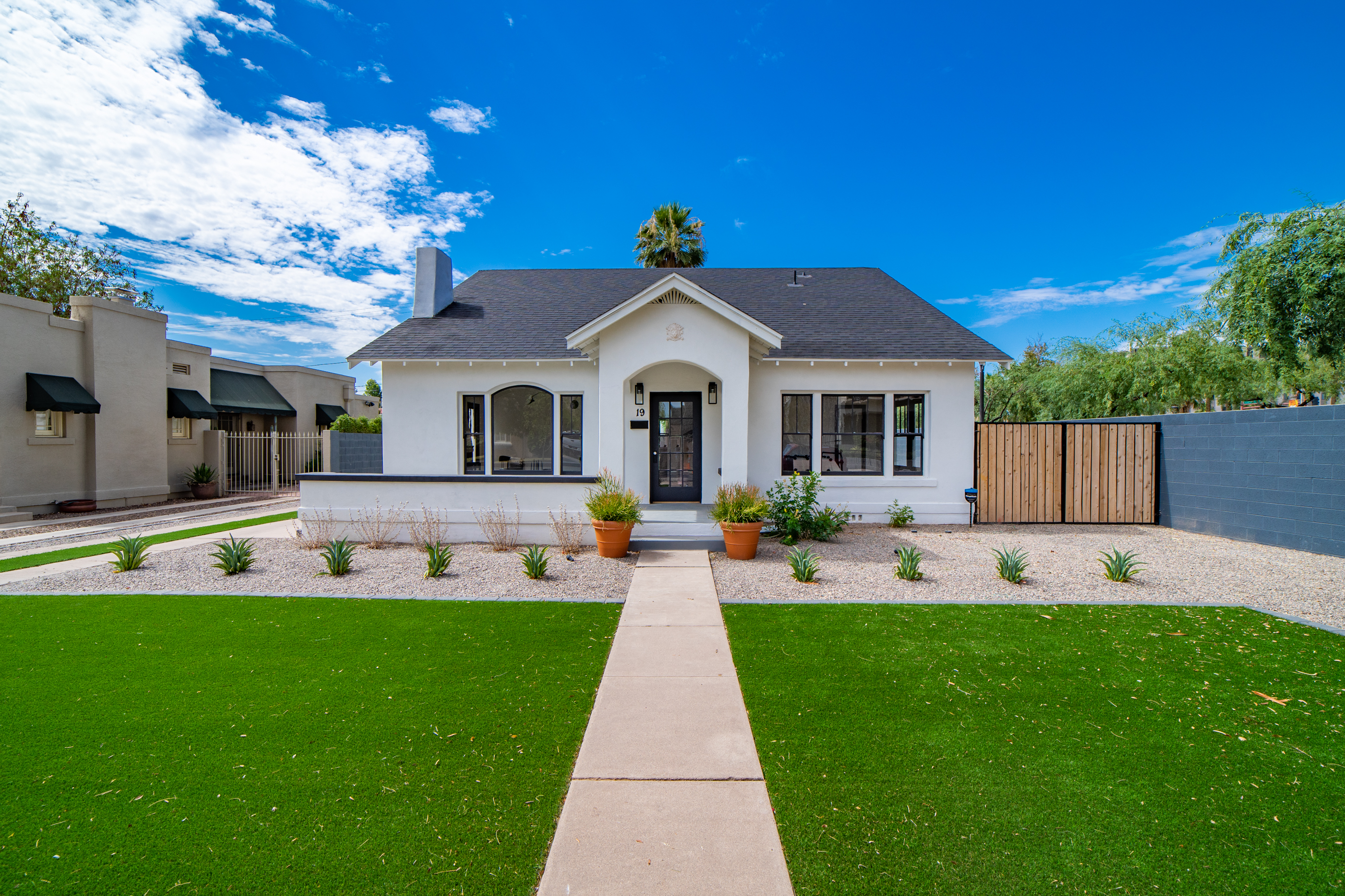 Virtual Tour: 4 Bed Downtown Arts District Bungalow w/ 2 Family Rooms & Office! header image.