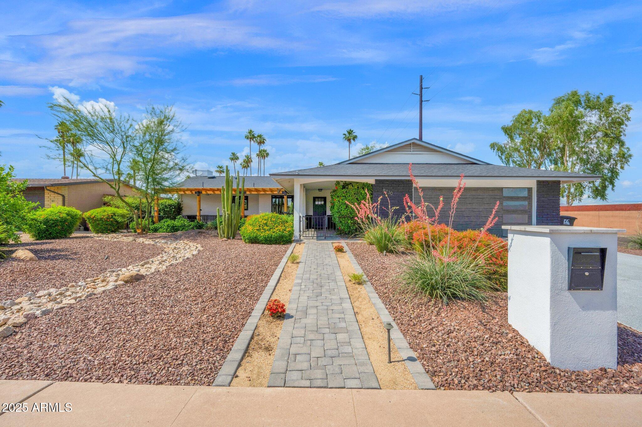 🏡JUST SOLD : 8730 E Montecito Ave Scottsdale, AZ 85251 header image.