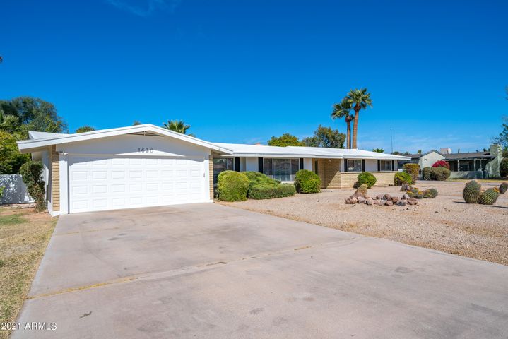 This 4 Bed 2.5 Bath East Orangewood Estates Home w/ Pool is now PENDING! header image.