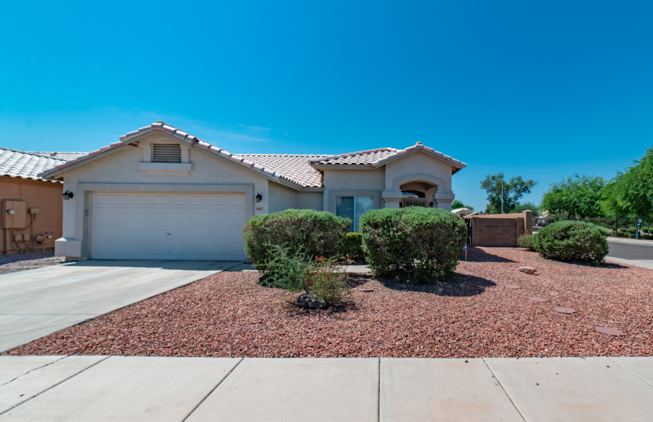 Come Live In The Heart Of Chandler In This 3 Bed Open Floorplan Home! header image.