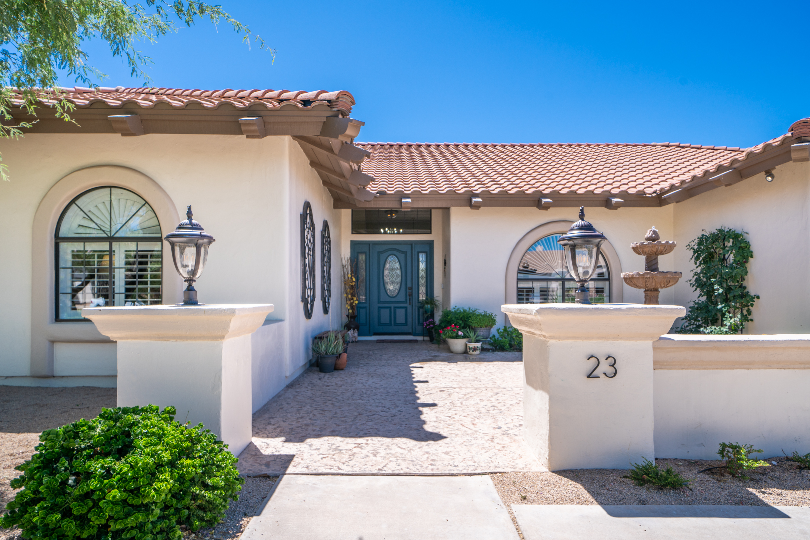 Who Wouldn't Want To Live In A Gated, Top Notch Golf Course Community? header image.