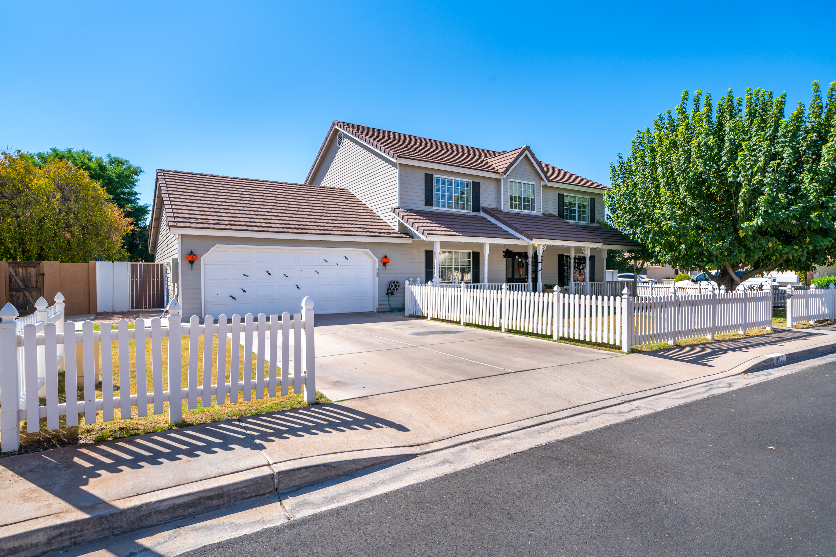 OPEN HOUSE For NEW LISTING: 5 Bed 3 Bath Citrus Highlands Home w/ Den! header image.