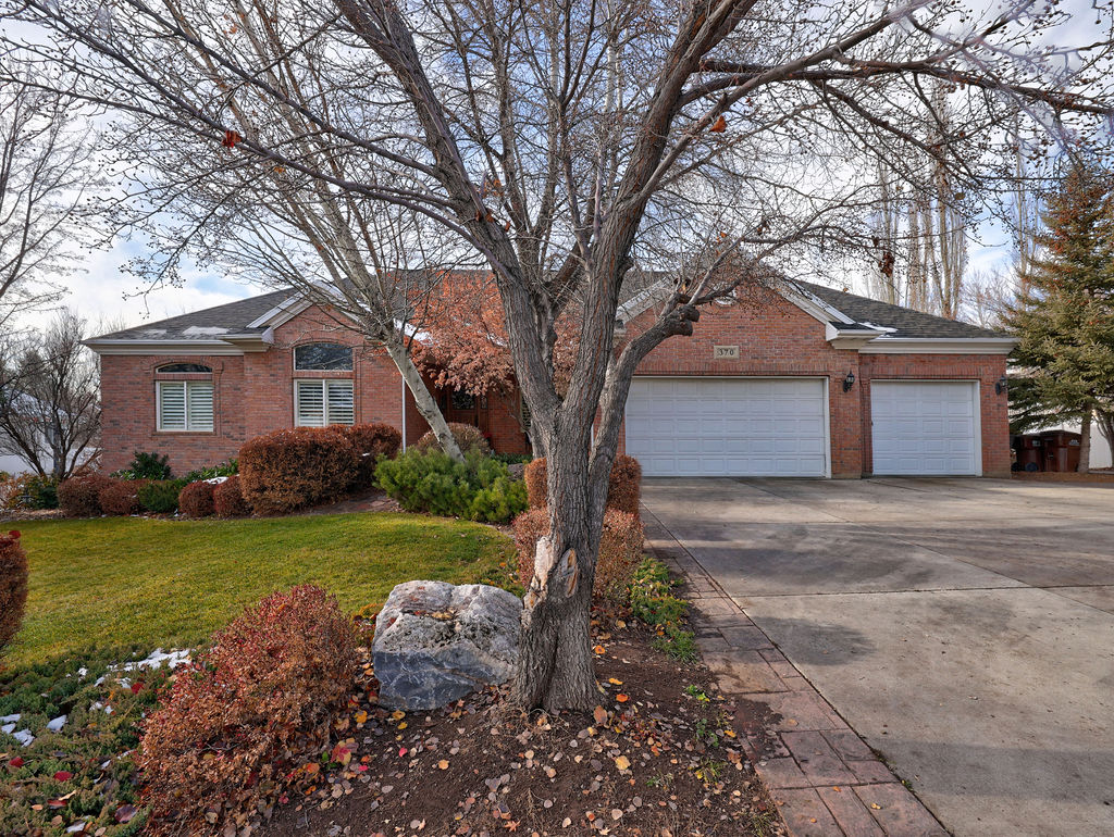 Live The Dream In Alpine, UT With This 5 Bed 3.5 Bath Open Floorplan Home w/ Walkout Basement! header image.
