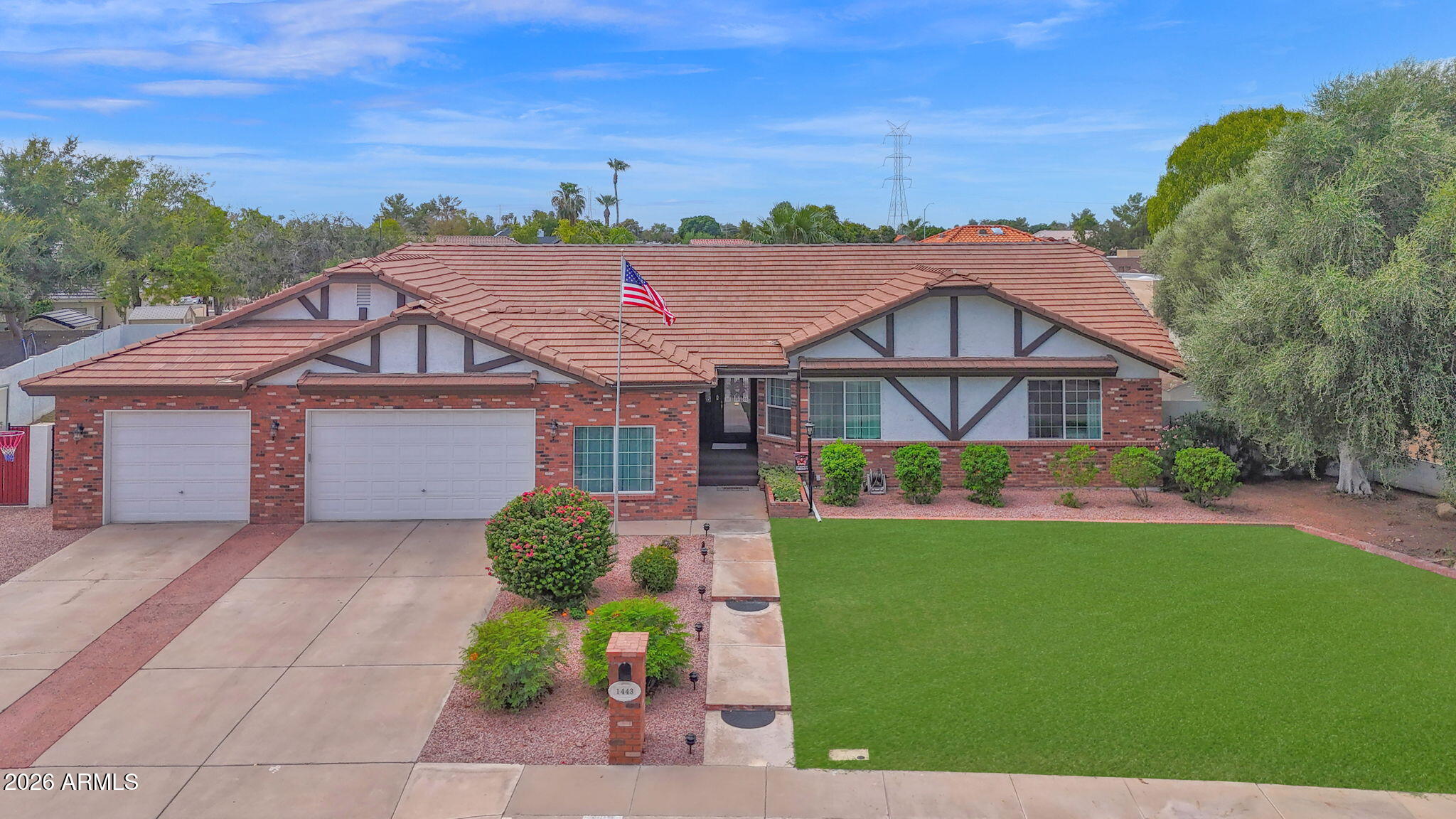 MESA ESTATE OASIS | 1443 E Leland St header image.