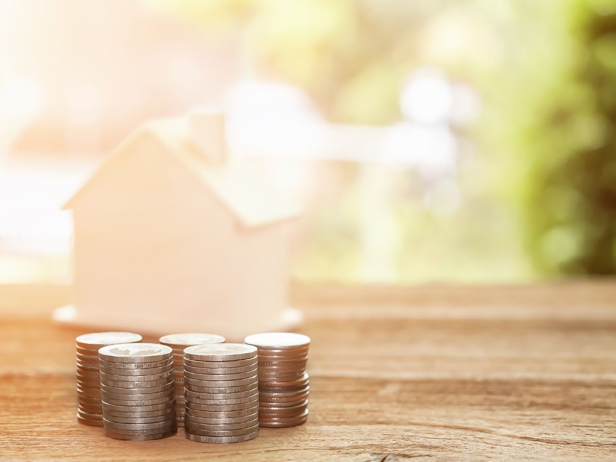 How to Handle Lowball Offers on Your Home: A Seller's Guide to Smart Negotiation header image.