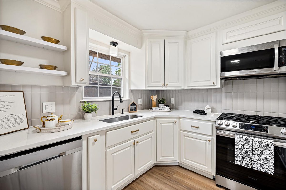 How to Buy Homeowners Insurance: A First-Time Buyer’s Guide header image.