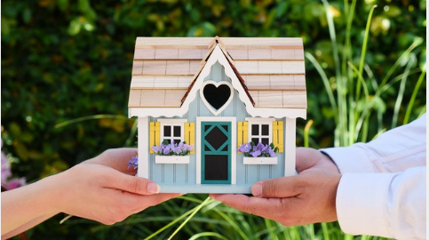 How to Buy and Sell a Home at the Same Time header image.