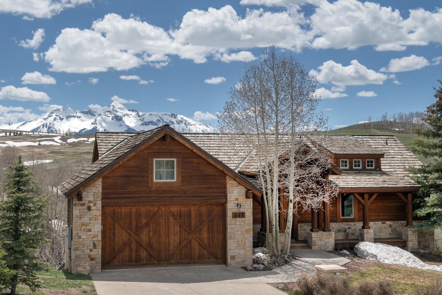 SOLD - 117 Lawson Point - $1,535,000 header image.