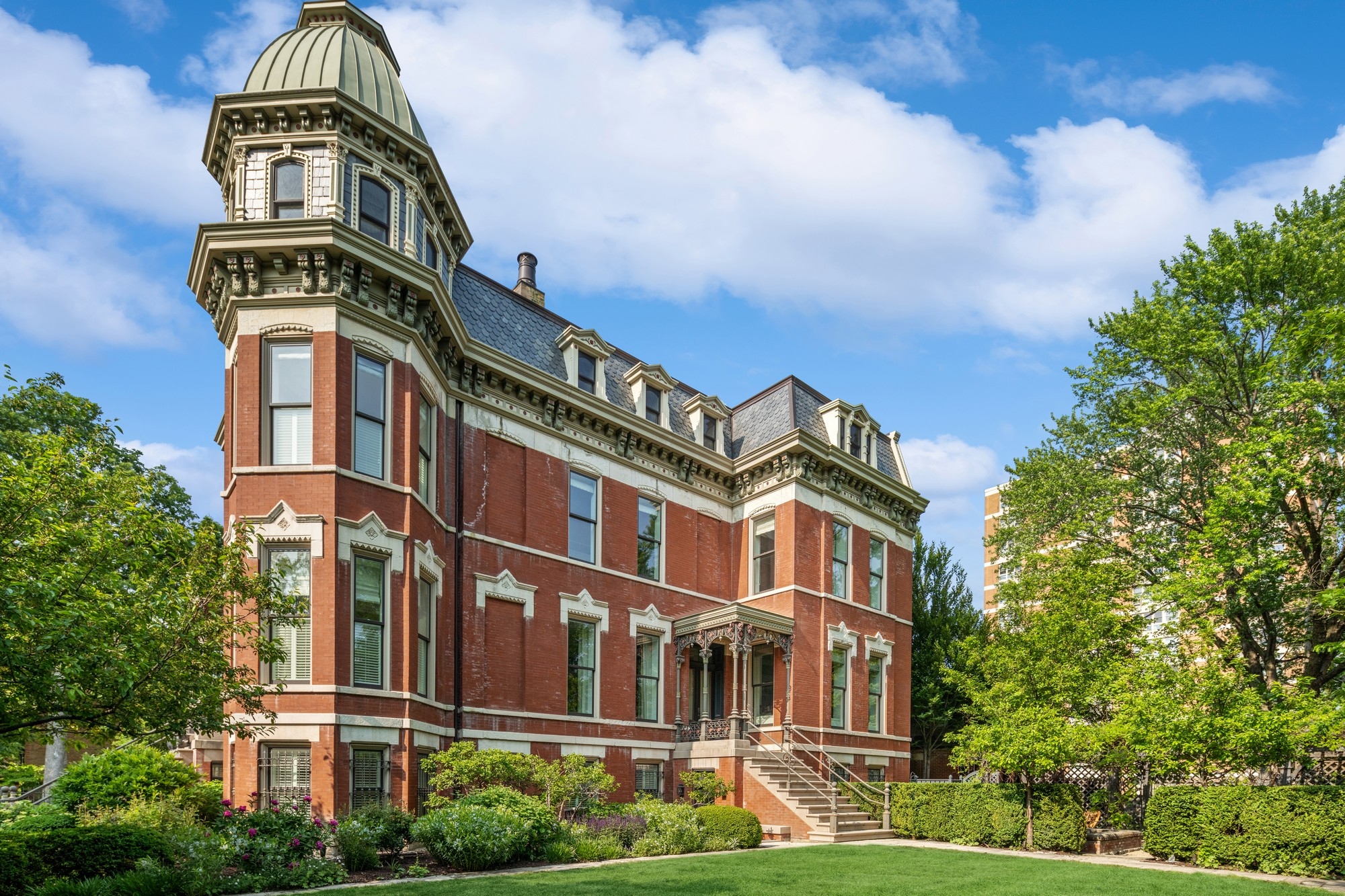 World Market Spotlight - 1407 N. Hoyne Avenue, Chicago, IL 60622 - Offered at $5,995,000 header image.