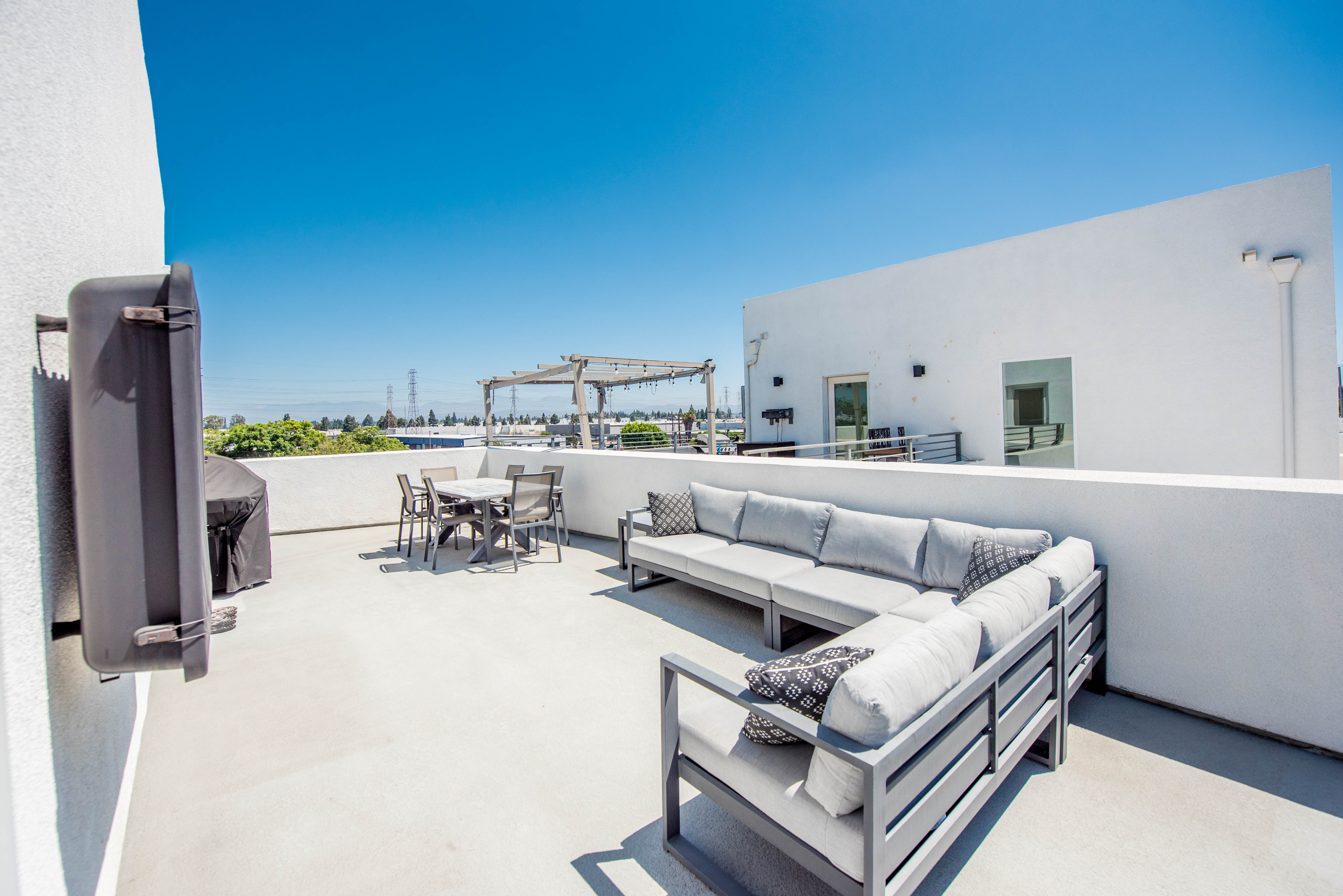 Private rooftop deck at 983 E Mason Lane #123 in Anaheim with outdoor dining and lounge seating in the Platinum Triangle.