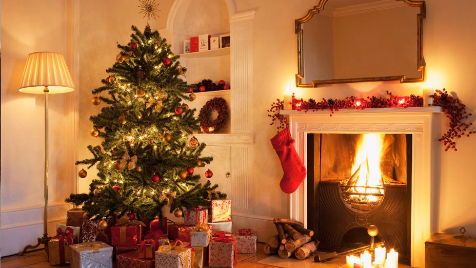 6 peligros que tu árbol de Navidad puede representar para tu hogar Por Realtor.com header image.