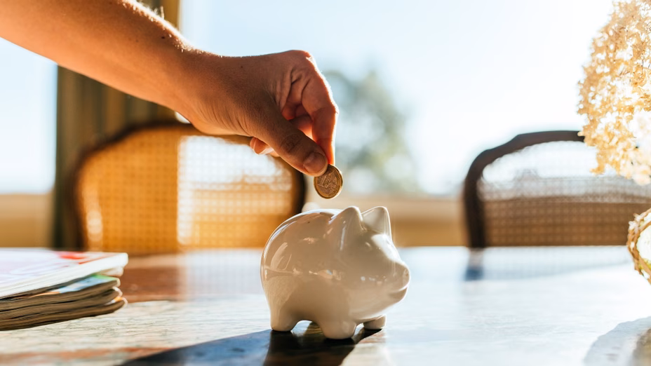 Cómo ahorrar para el pronto al comprar una casa Por Realtor.com header image.