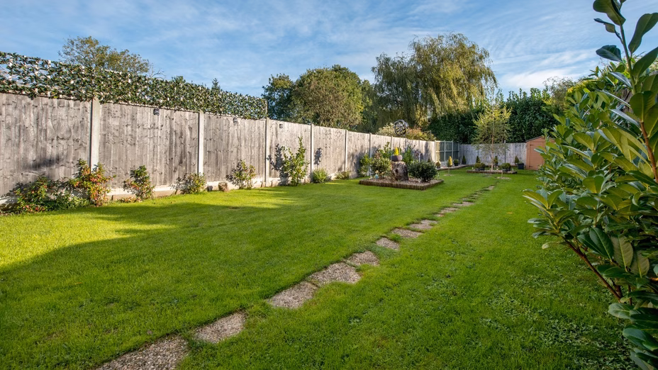 Por Qué Tomar en Cuenta los Costos de Jardinería Antes de Comprar una Casa Puede Evitar Que Compres un Pozo sin Fondo de Gastos Por Realtor.com. header image.