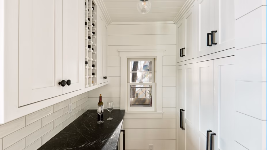 ¿Qué es una despensa de mayordomo? El espacio multifuncional entre la cocina y el comedor Por Realtor.com header image.