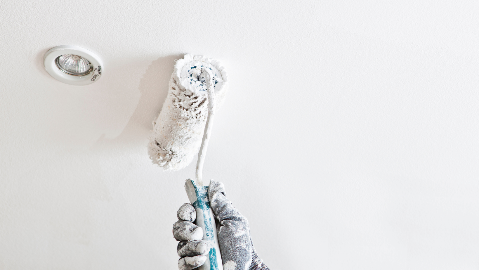 The Best Color to Paint Your Ceiling, According to a Real Estate Agent By apartment therapy header image.