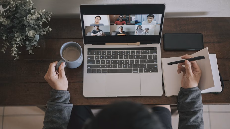 “Las Salas de Zoom Siguen en Tendencia, y Crear Una Podría Vender Tu Casa Más Rápido” por Realtor.com header image.