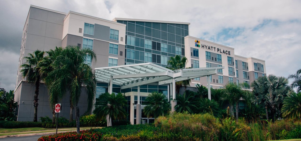 Dónde alojarse en Manatí Por Discover Puerto Rico header image.