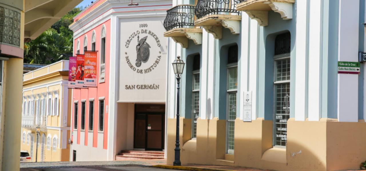 Explora las joyas arquitectónicas de Puerto Rico Por Discover Puerto Rico header image.