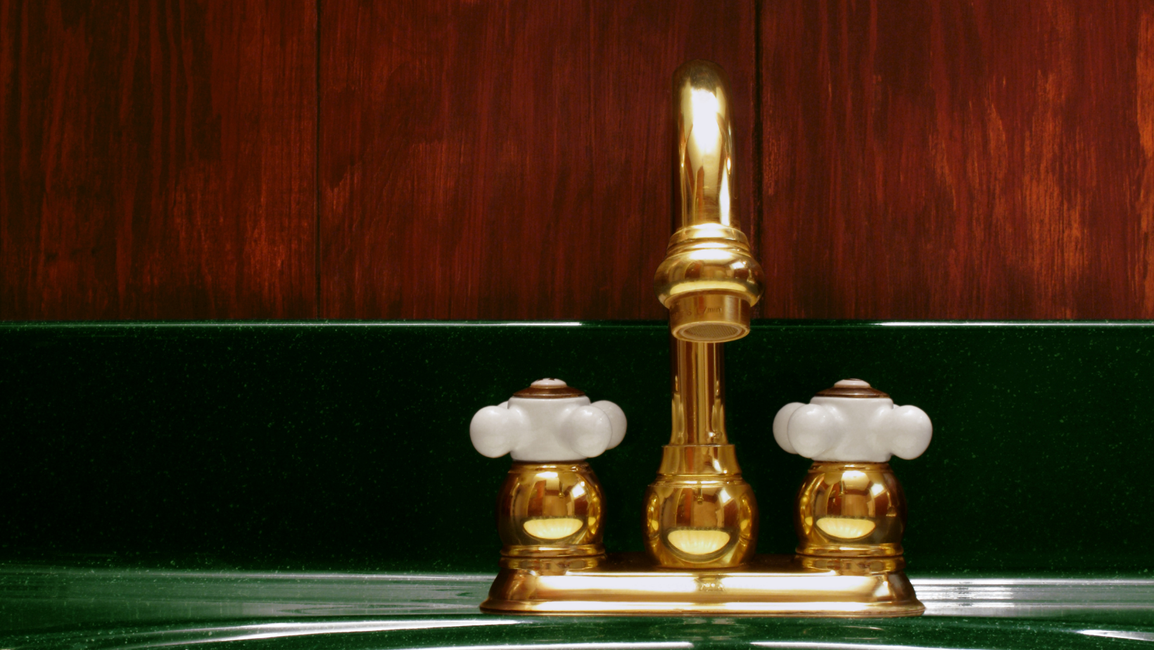Change Your Bathroom’s Look With a New Faucet By HomeKeepr header image.