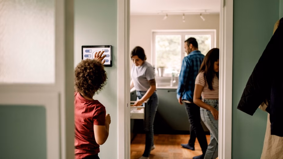Hogar Inteligente, Grandes Riesgos: Las Principales Amenazas de Ciberseguridad Que Los Propietarios Deben Conocer Por Realtor.com header image.