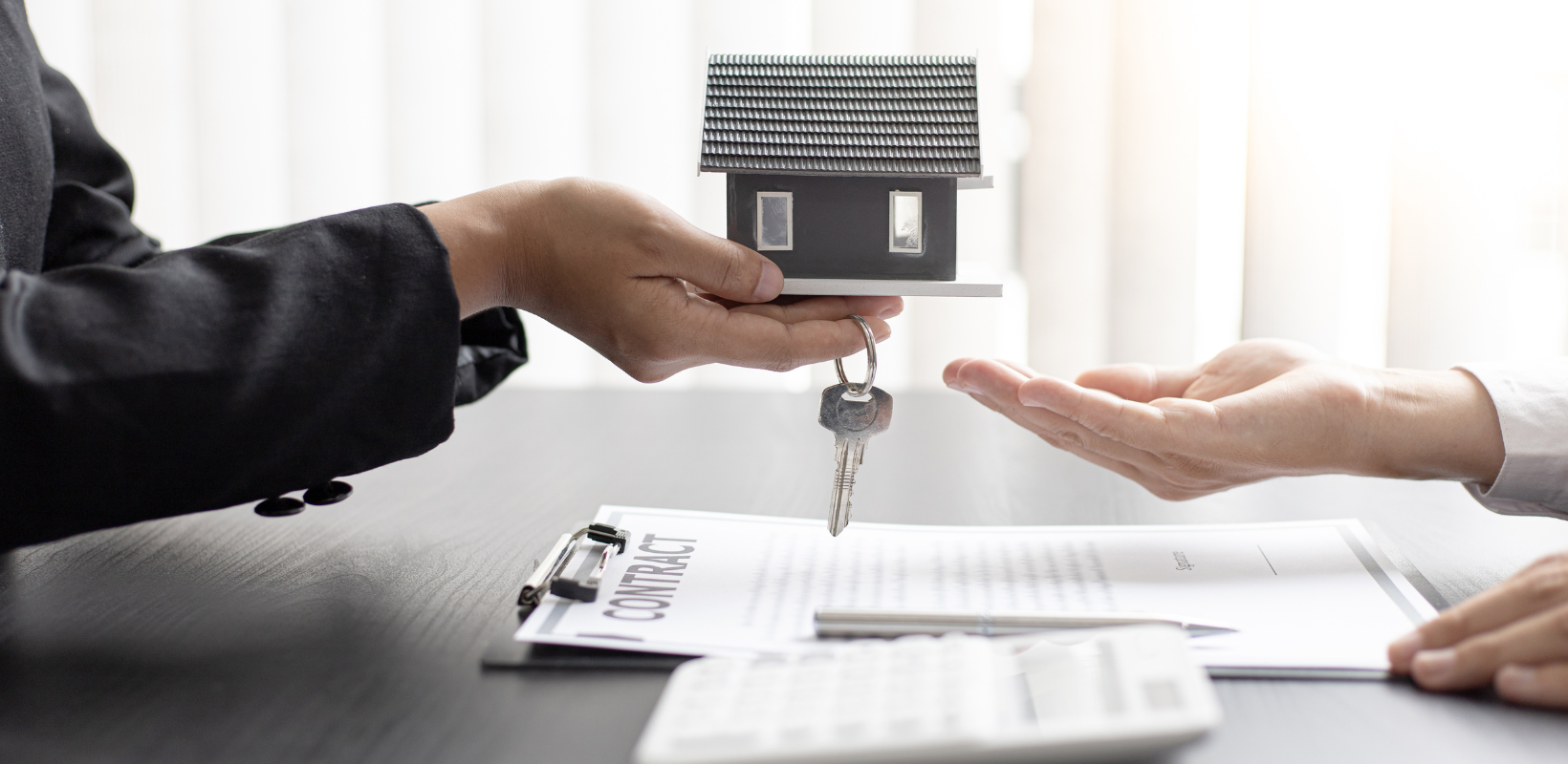 8 pasos a seguir al comprar una casa By creditkarma.com header image.