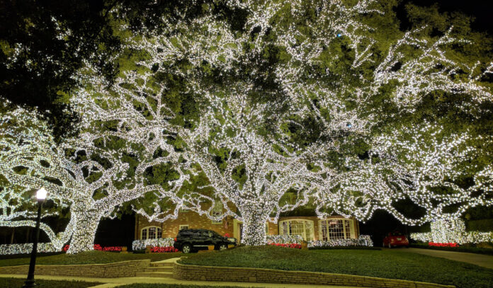 Greater Houston’s Best Neighborhoods & Attractions for Christmas Lights in the 2024 Holiday Season By 365thingsinhouston header image.