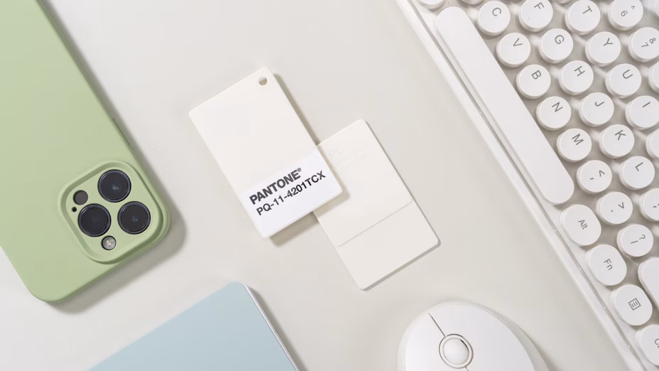 Pantone Revela su Muy Discreto Color of the Year para 2026 mientras Intenta Ofrecer una Sensación de “Calma en un Mundo Ruidoso” Por Realtor.com header image.