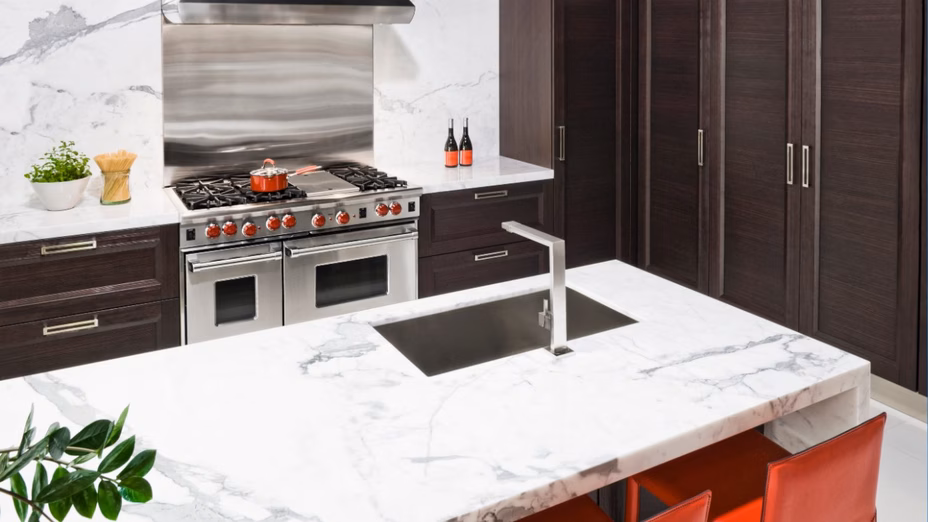 7 Actualizaciones de Cocina Perfectas para Quienes Planean Envejecer en Casa Por Realtor.com header image.