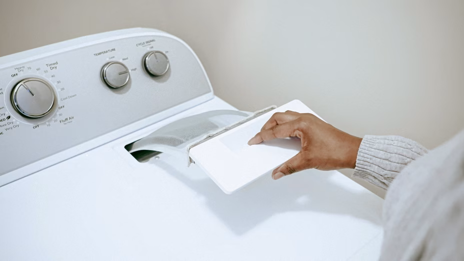 Cómo limpiar su secadora terminó con un técnico diciéndole que tuvo suerte de que la casa de ella no se quemara Por Realtor.com header image.