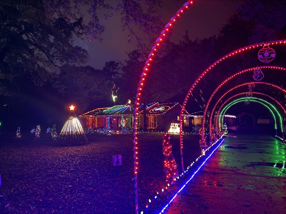 6 Christmas light attractions to visit in Tomball, Magnolia through December By Community Impact header image.