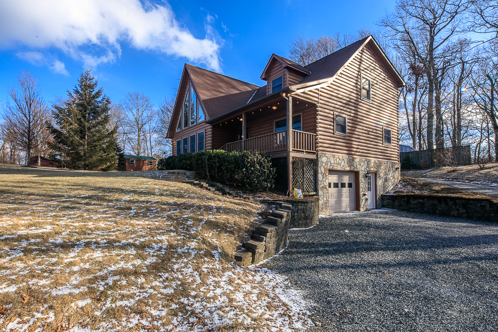 Gorgeous Log Home in Ideal Spot header image.