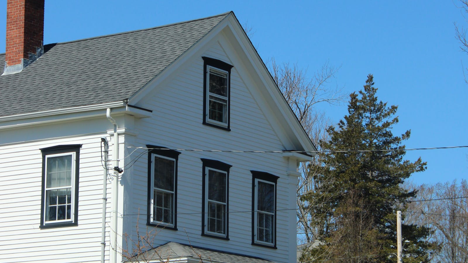 Classic white New England colonial home representing Hollis NH real estate and the Hollis-Brookline school district
