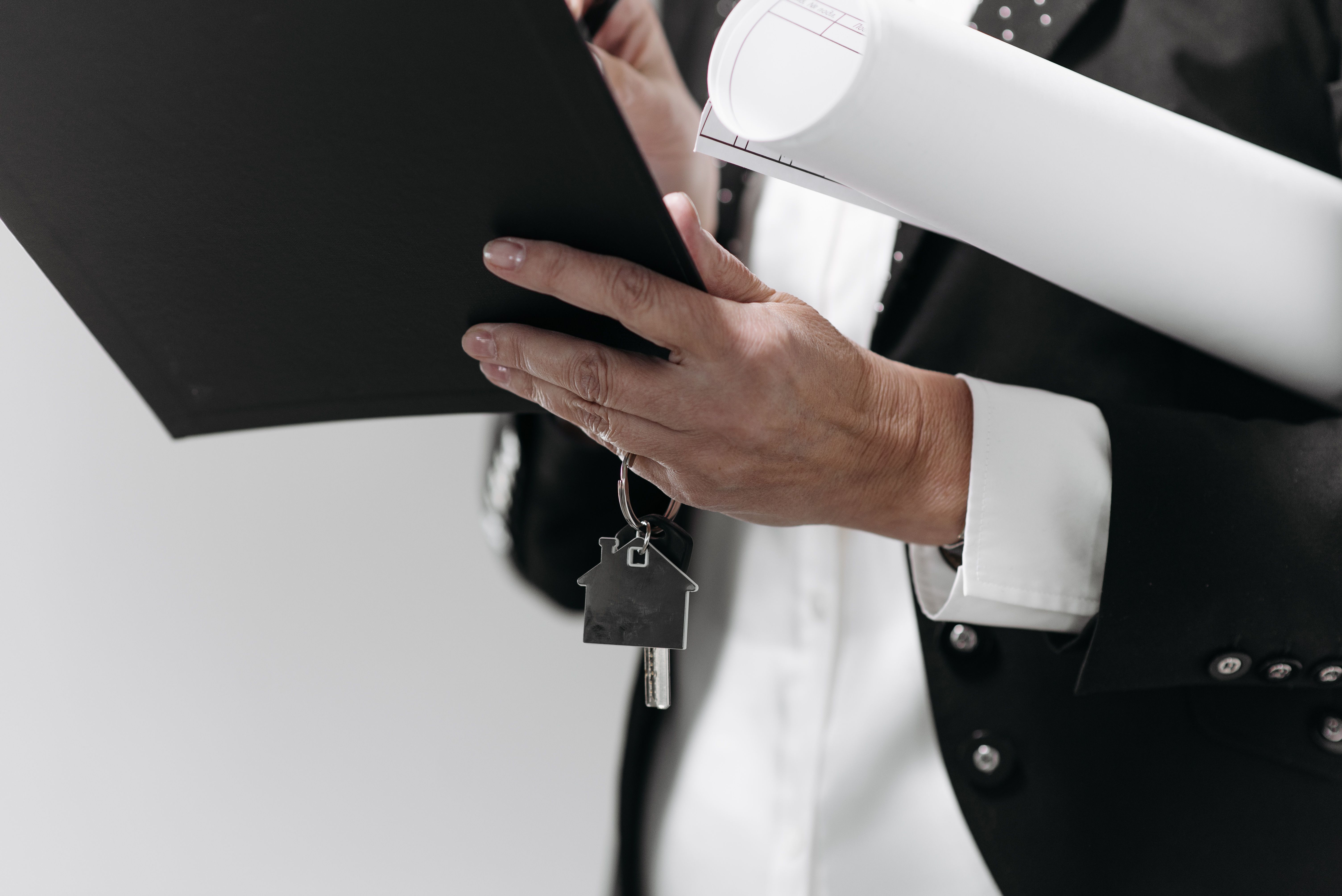 Close-up of house keys held in a buyer's hand, symbolizing seller concessions on a New Hampshire home purchase