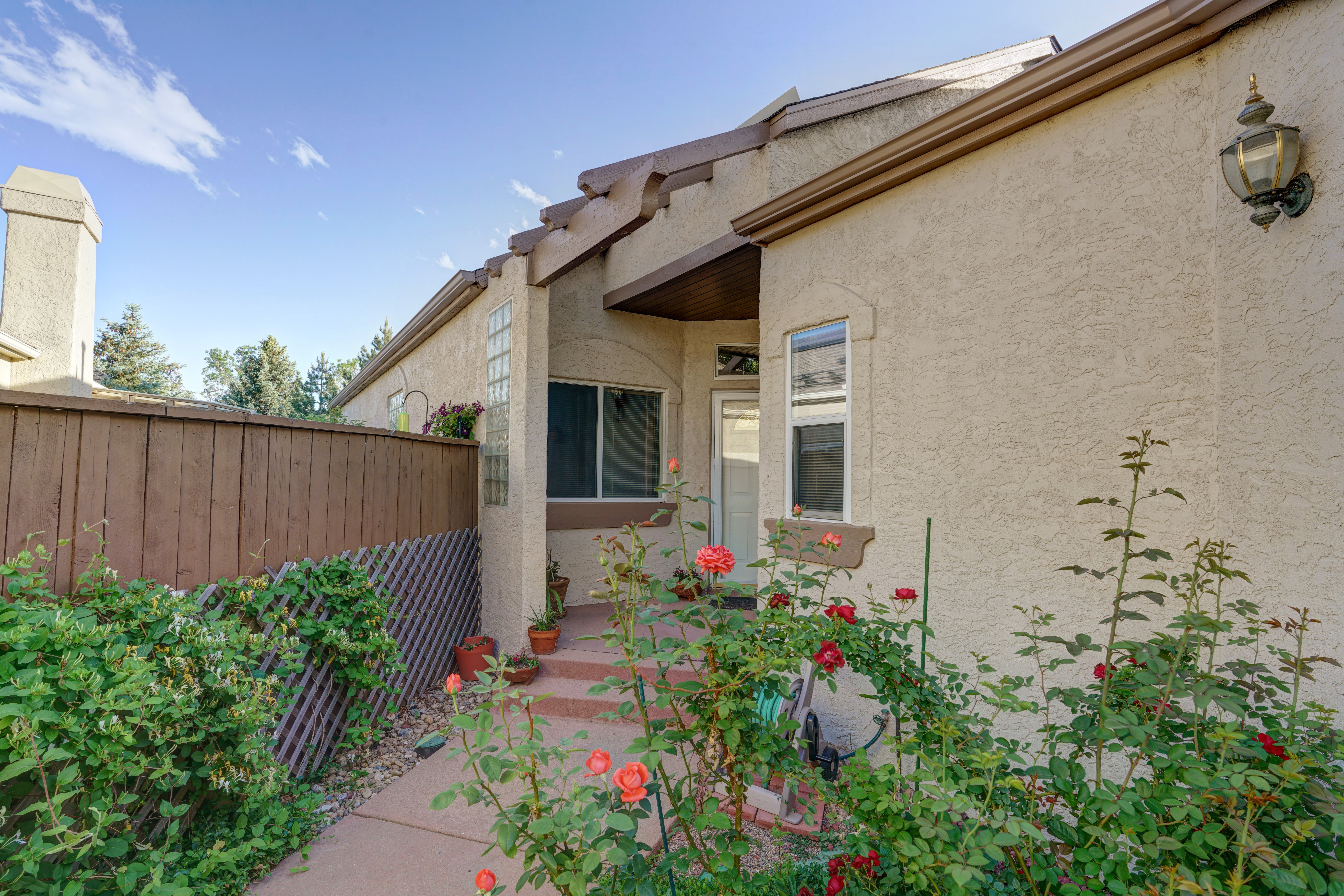 702 Club Circle - MAIN FLOOR LIVING in is this well maintained, low maintenance ranch home! header image.