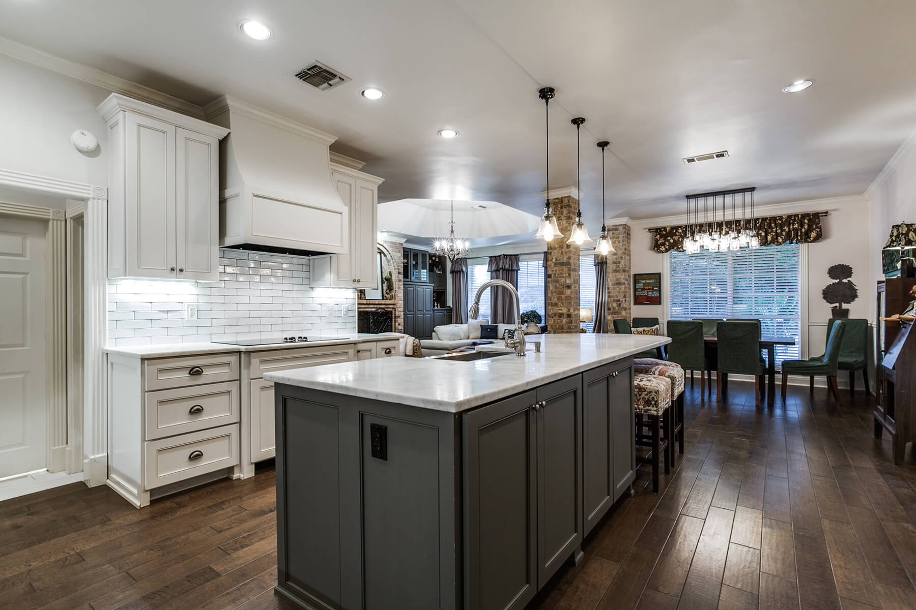 Hardwood vs. Laminate header image.