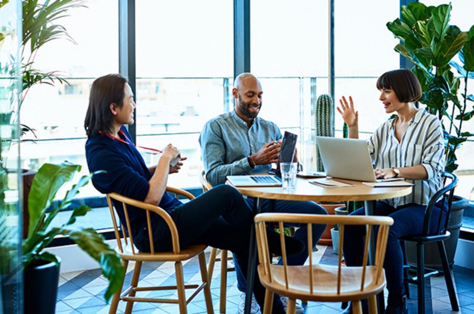 Save Time and Effort by Selling with an Agent header image.