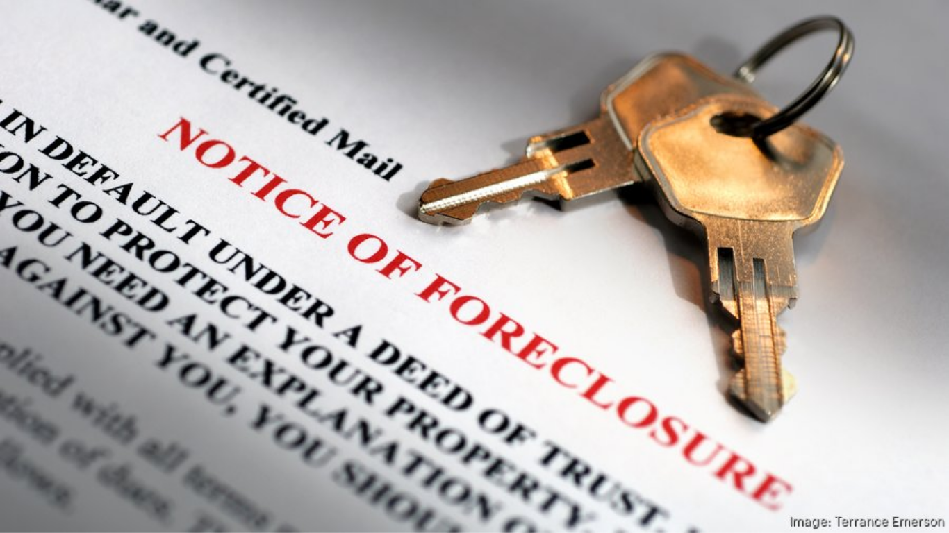 Home foreclosure rates up 30% in metro Phoenix, yet analysts aren't concerned header image.