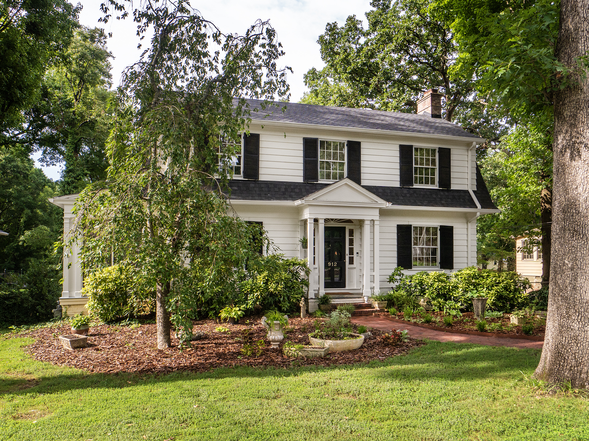 912 W Davis Street header image.