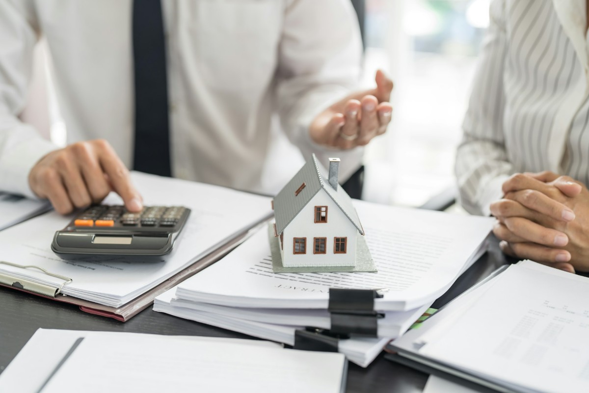 Understanding the Difference: Brokers, Realtors, and Agencies header image.