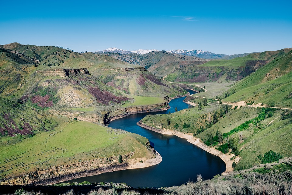 Why is Everyone Suddenly Moving to Idaho? Top 5 Reasons header image.