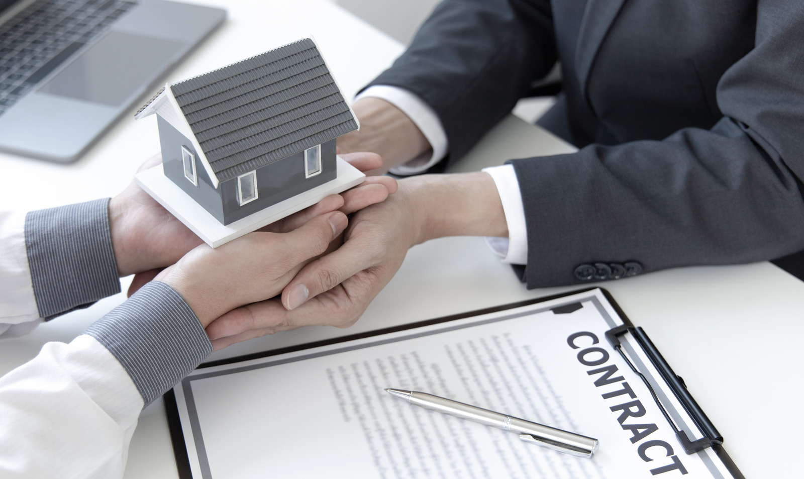 How to Buy & Sell a Home Simultaneously header image.