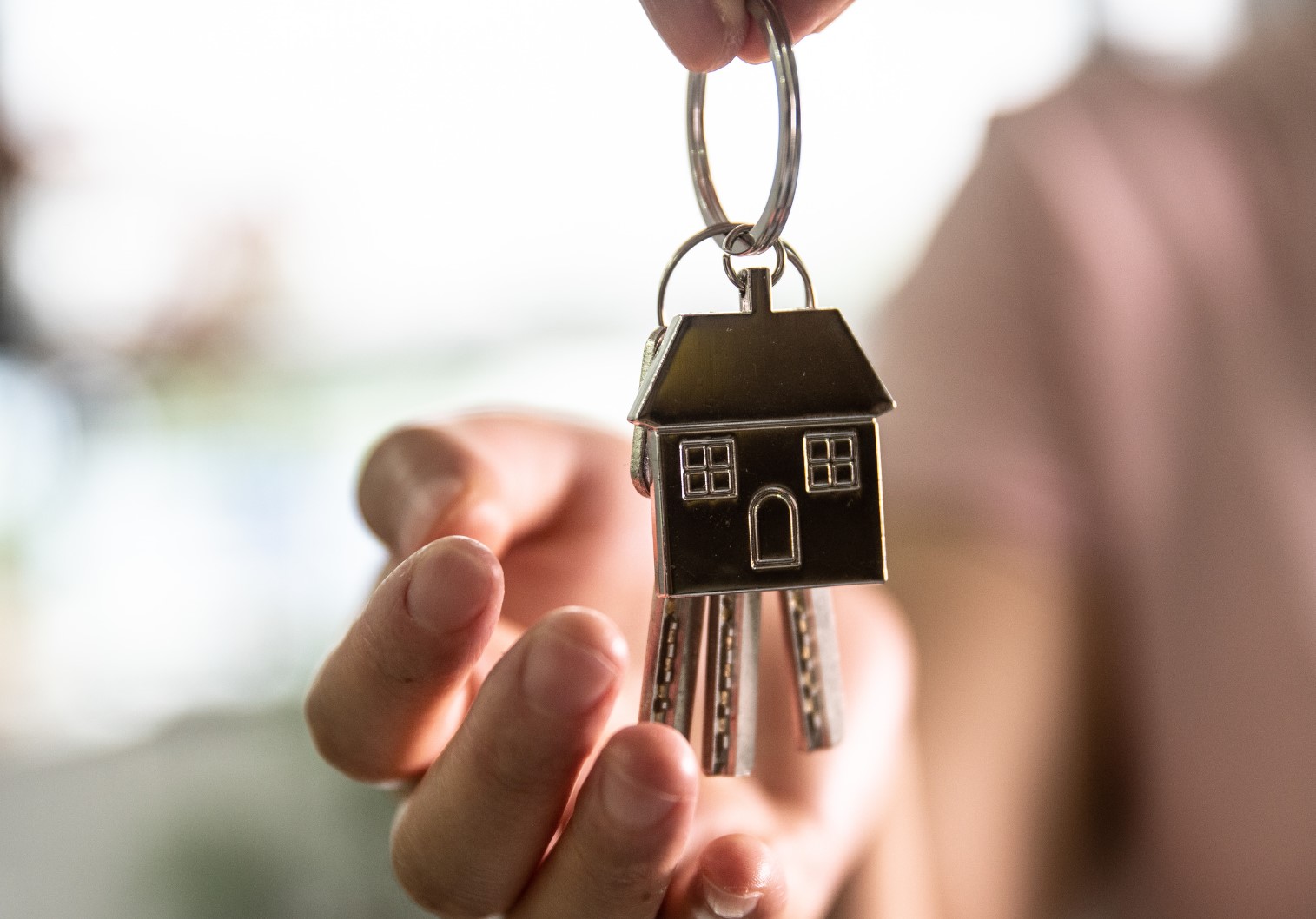 Must-Have Items to Bring House Hunting header image.