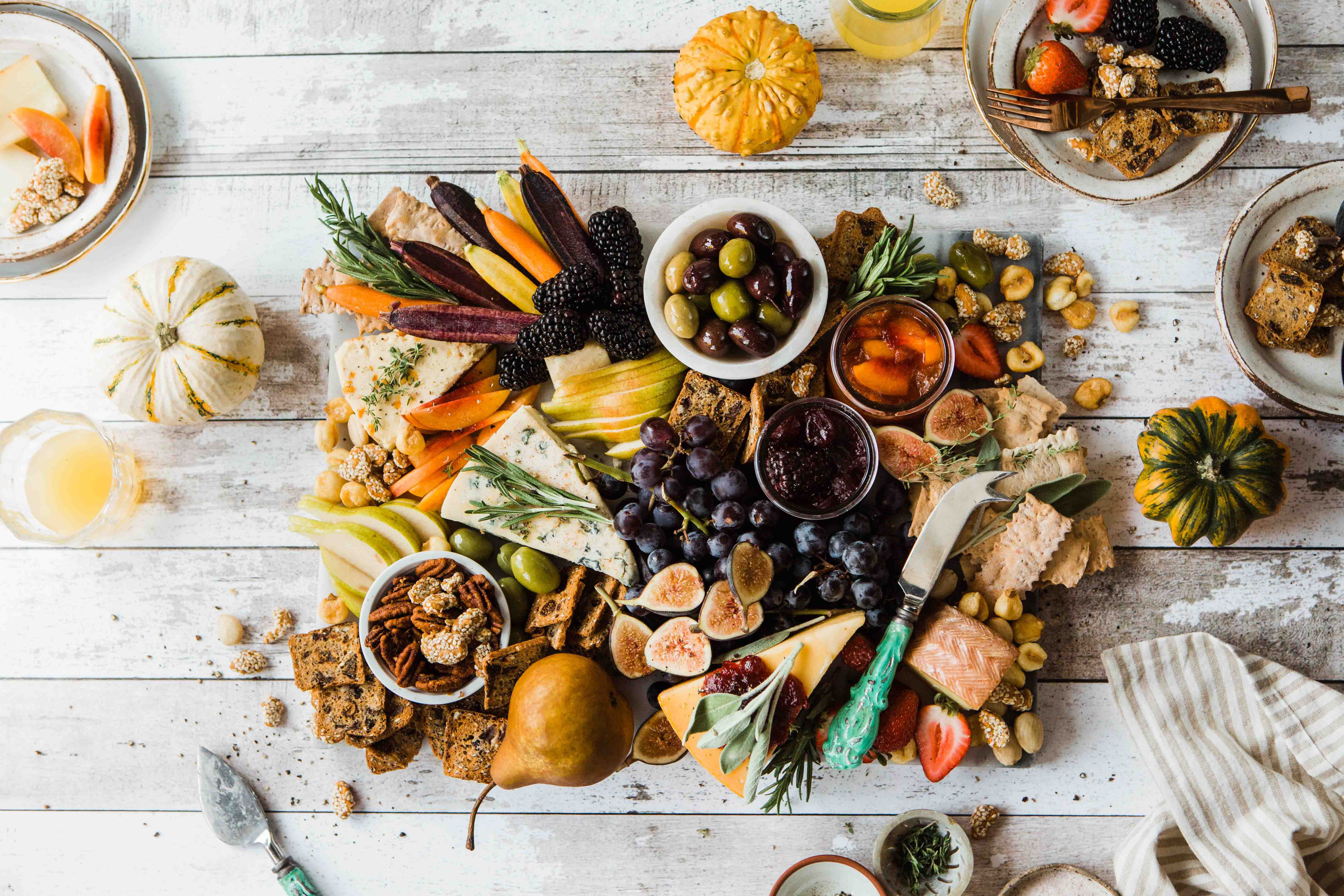 5 TIPS FOR HOSTING THANKSGIVING IN YOUR NEW HOME header image.